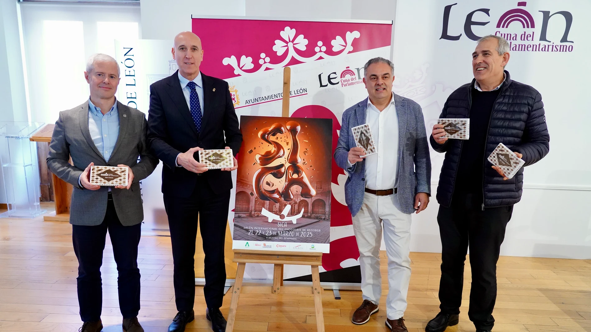 El alcalde de León, José Antonio Diez, presenta el Salón del Chocolate junto al alcalde de Astorga, José Luis Nieto; el presidente de la Cámara de Comercio de Astorga, Juan José Alonso Martínez y el concejal Vicente Canuria