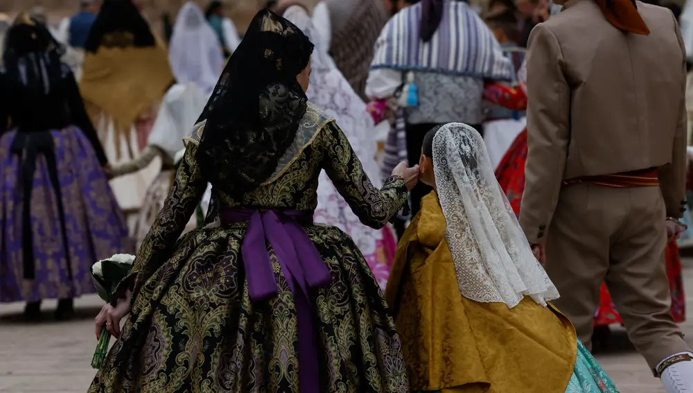 Ofrenda a la madre de Déu de las falleras en Valencia