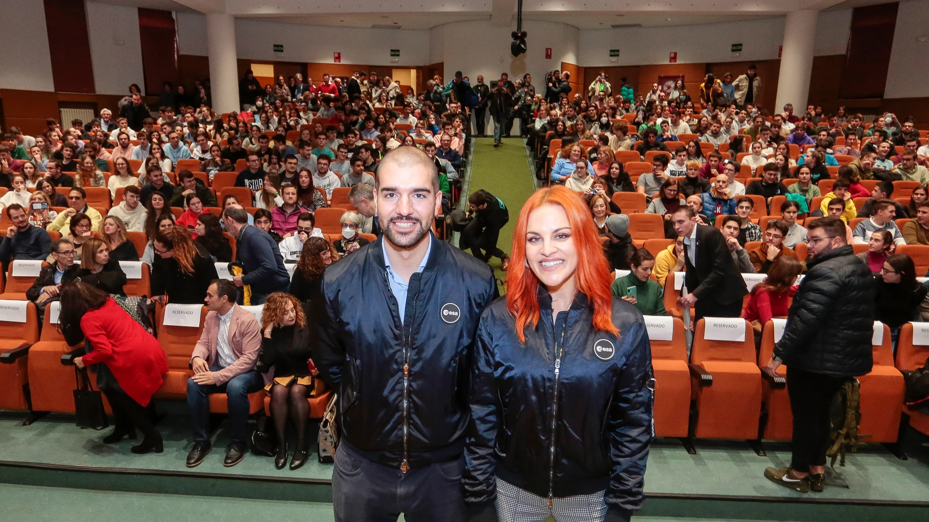 Los astronautas leoneses Sara García y Pablo Álvarez durante un acto en la ULE