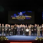 Foto de familia de los premiados en la Gala del Deporte Nacional