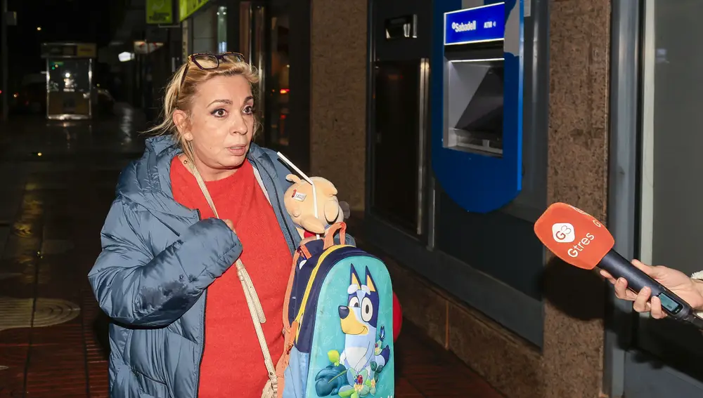 Carmen Borrego recoge a su nieto del colegio infantil