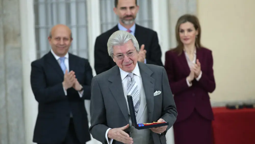 Manuel Alejandro recibiendo la Medalla de Oro al mérito de las Bellas Artes por parte de los Reyes
