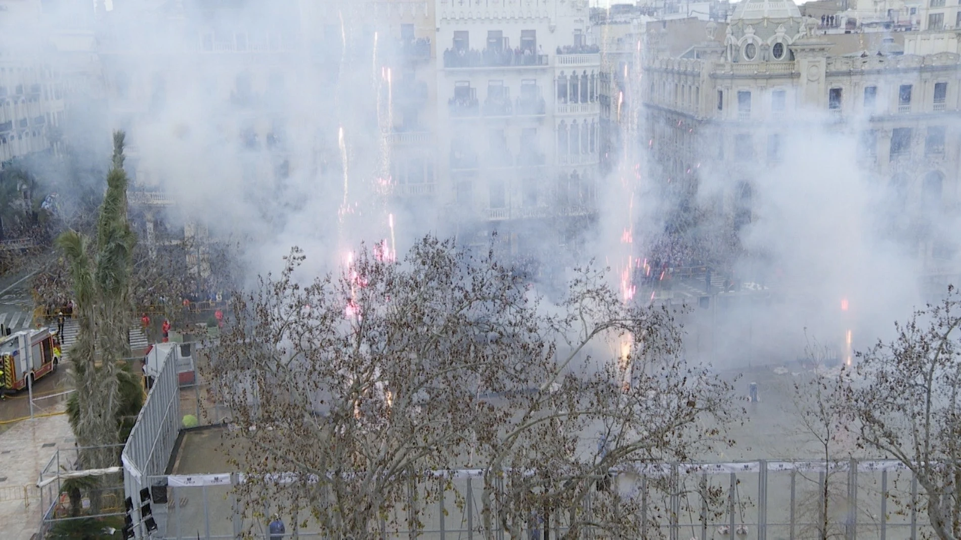 Imagen de la 'mascletà' ofrecida este 18 de marzo en la plaza del Ayuntamiento de València dentro del calendario de las Fallas de 2025 a cargo de Pirotecnia del Mediterráneo. EUROPA PRESS 18/03/2025