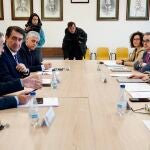 El consejero Suárez-Quiñones durante su reunión con la rectora de la ULE, Nuria González