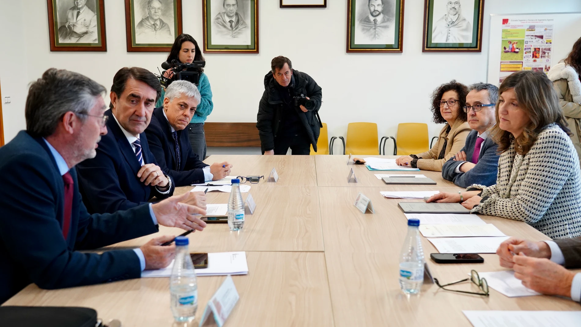 El consejero Suárez-Quiñones durante su reunión con la rectora de la ULE, Nuria González