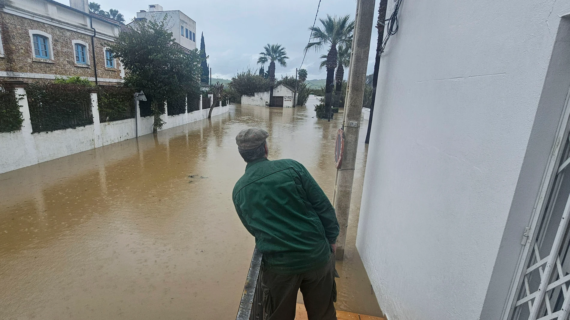 SAN MARTÍN DEL TESORILLO (CÁDIZ), 18/03/2025 .- Un vecino junto a una zona anegada en el pueblo de San Martín del Tesorillo en (Cádiz) en el que las precipitaciones han provocado inundaciones por el desbordamiento de los ríos Hozgarganta y Guadiaro. EFE/ A.Carrasco Ragel
