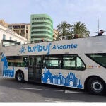 Imagen del Turibus de Alicante que empieza a funcionar mañana, Día del Padre, y sale de la plaza del Mar, al lado de la playa del Postiguet