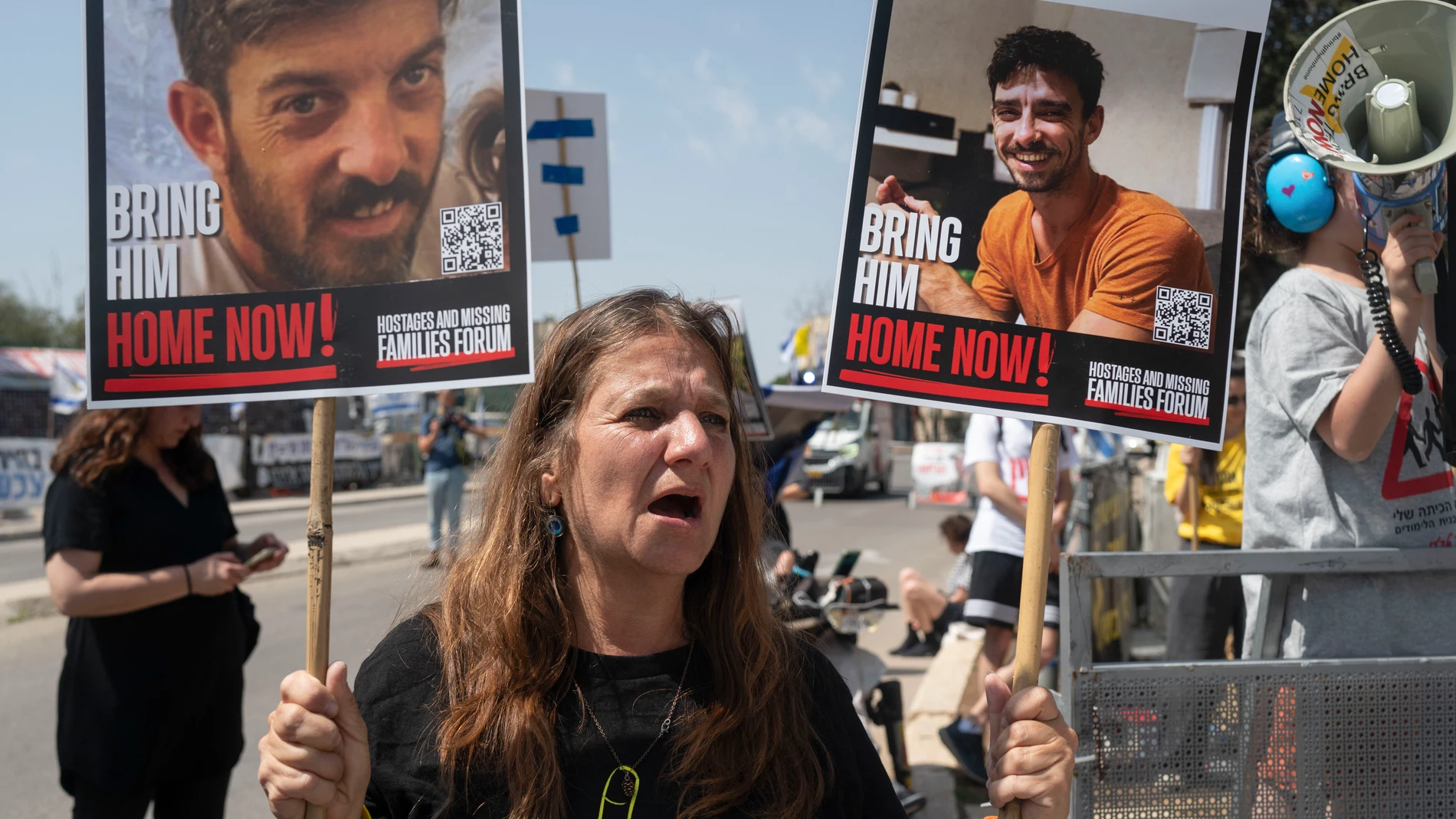 JERUSALÉN, 18/03/2025.- Un reducido grupo de personas se concentra este martes a mediodía, frente a la oficina del primer ministro, Benjamín Netanyahu, en Jerusalén, para exigir el fin de la guerra, tras la ruptura del cese al fuego en la Franja de Gaza la madrugada de este martes, con un ataque que dejó más de 400 muertos, y más de un centenar de heridos. EFE/Magda Gibelli