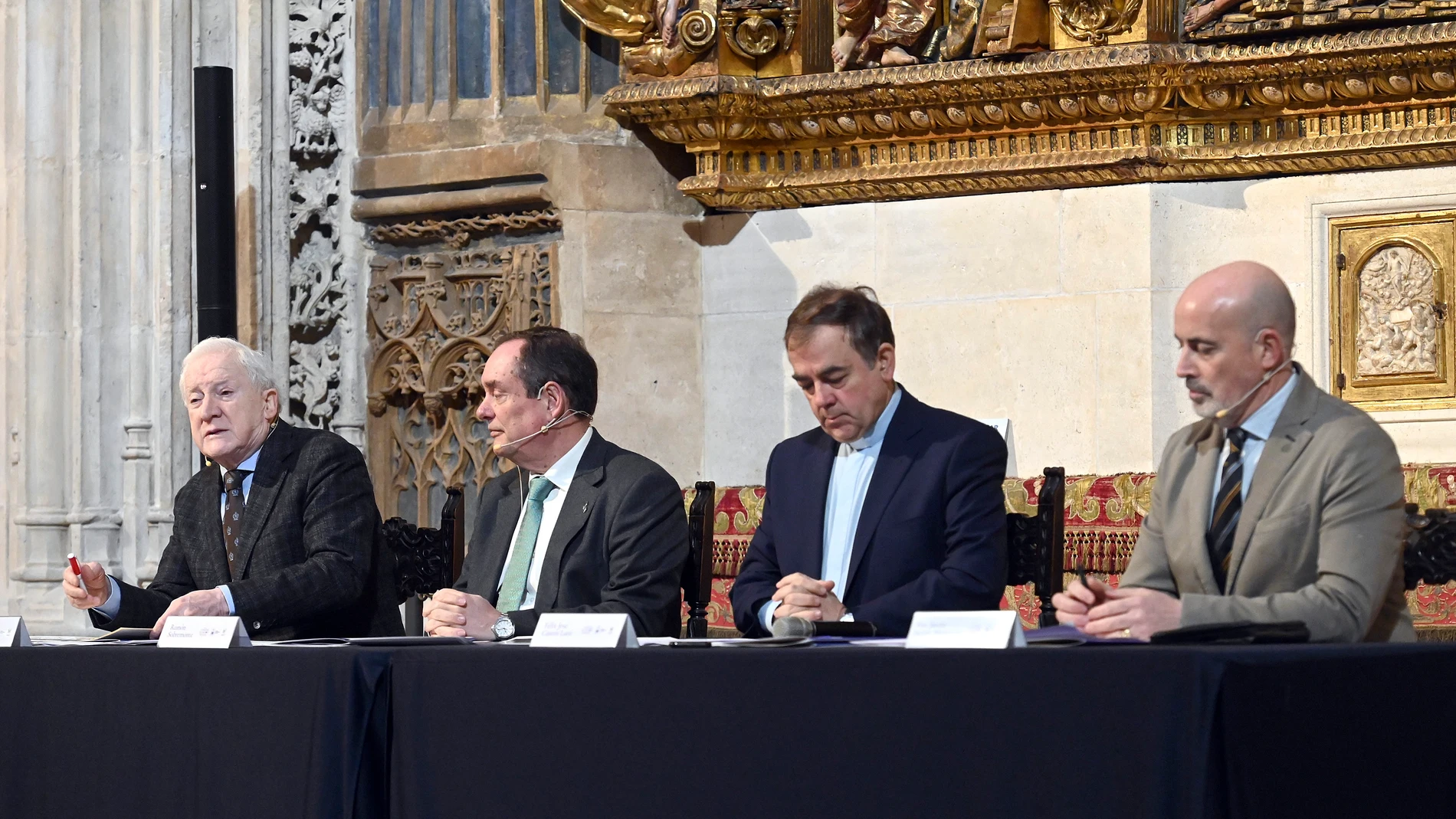 Presentación y firma del acuerdo de colaboración en el que Intervienen el deán del Cabildo Metropolitano de la Catedral de Burgos, Félix Castro; el presidente de la Fundación Consulado del Mar de Burgos, Antonio Méndez Pozo; y el presidente de la Asociación Burgos Baroque Ensemble, Francisco Javier Sariot.