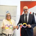 Jorge Losada, director general de Radio Televisión de Castilla y León, y Carmen Calvo, presidenta de Federación Autismo Castilla y León, suscriben el acuerdo