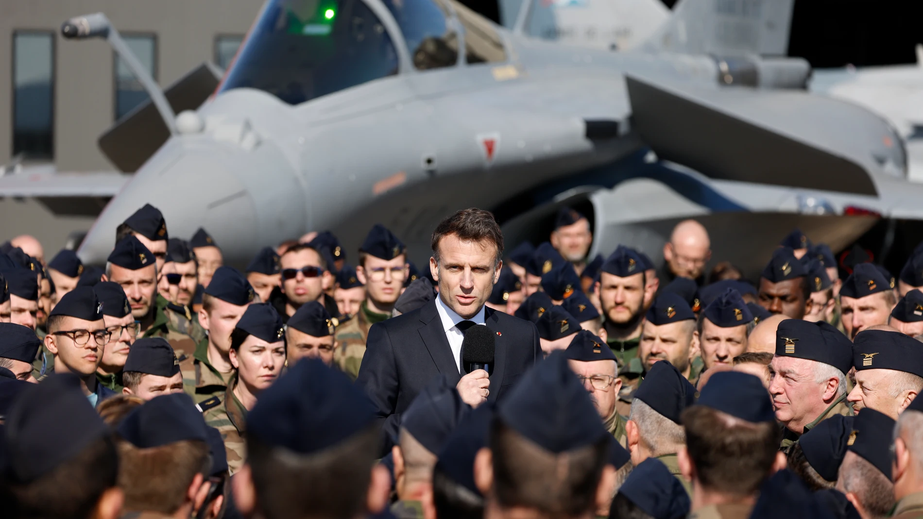 Saint-Sauveur (France), 18/03/2025.- France's President Emmanuel Macron (C) delivers a speech in front of a Dassault Rafale fighter aircraft during his visit to the Luxeuil-Saint-Sauveur Air Base in Saint-Sauveur, north-eastern France, 18 March 2025. (Francia) EFE/EPA/LUDOVIC MARIN / POOL MAXPPP OUT