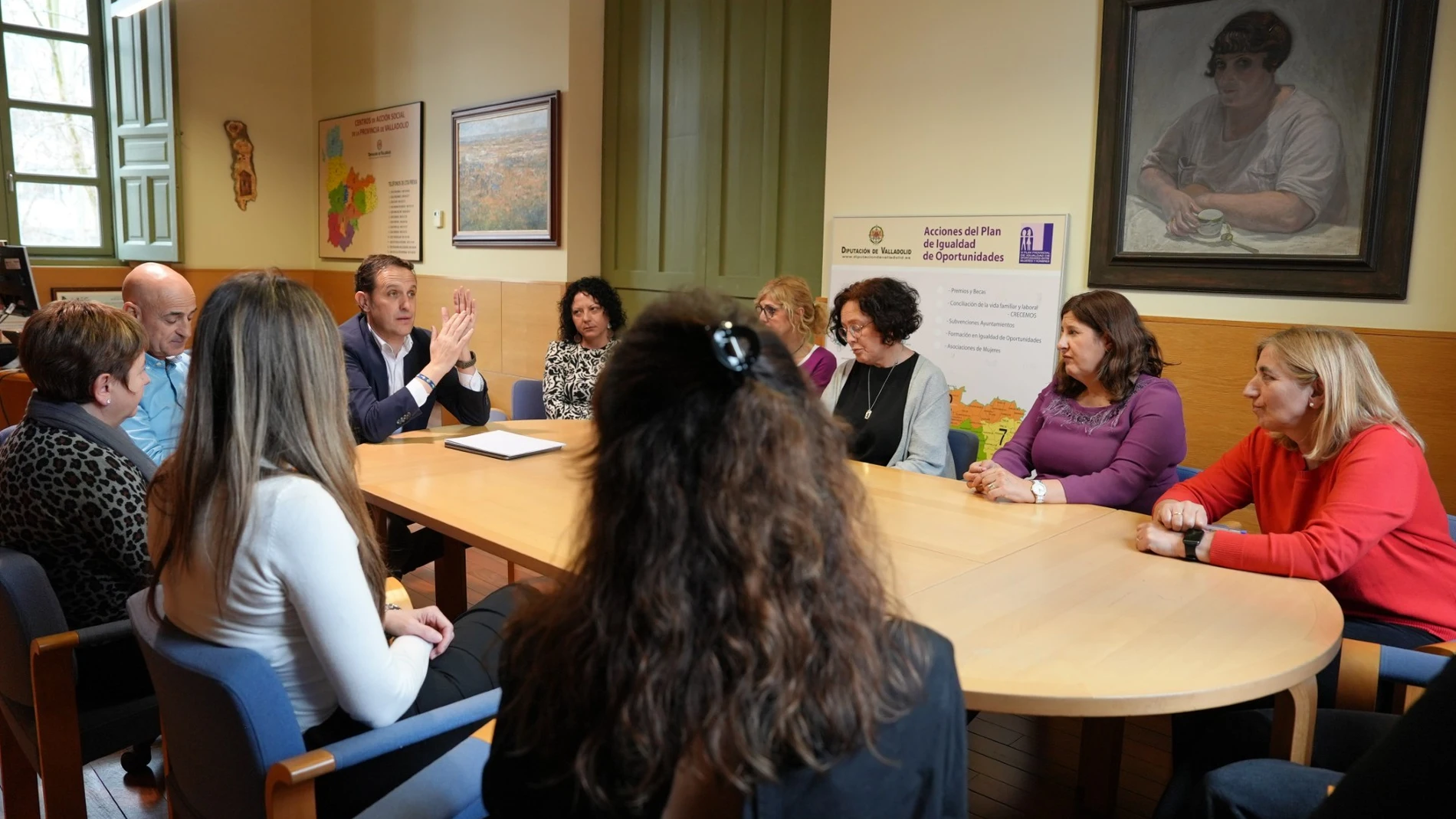 El presidente de la Diputación de Valladolid, Conrado Íscar, se reúne con las trabajadoras sociales en el Día Mundial del Trabajo Social 2025