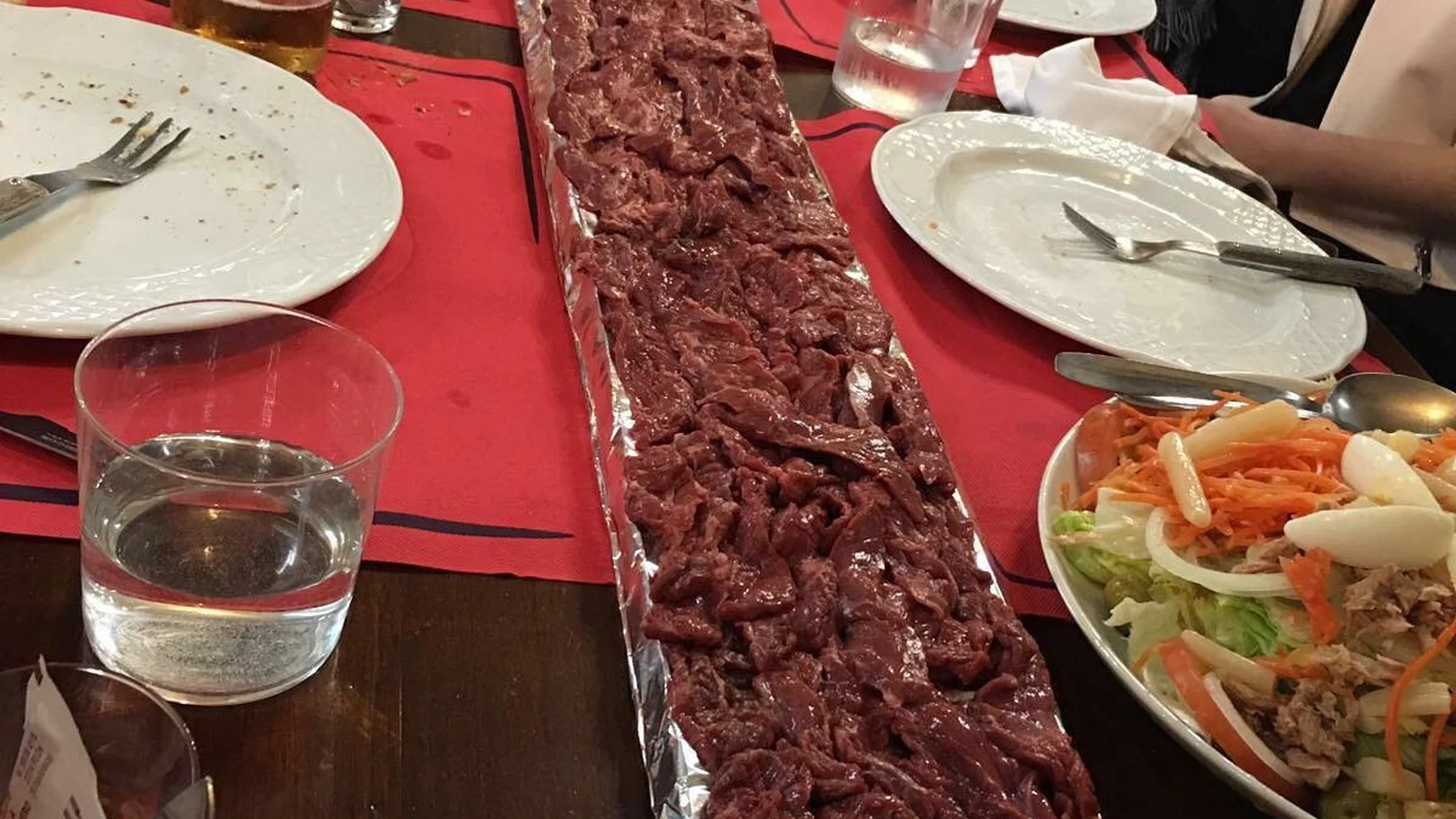 Tablón de un metro de carne y hamburguesa para cuatro, este es el restaurante de Asturias donde comerlo