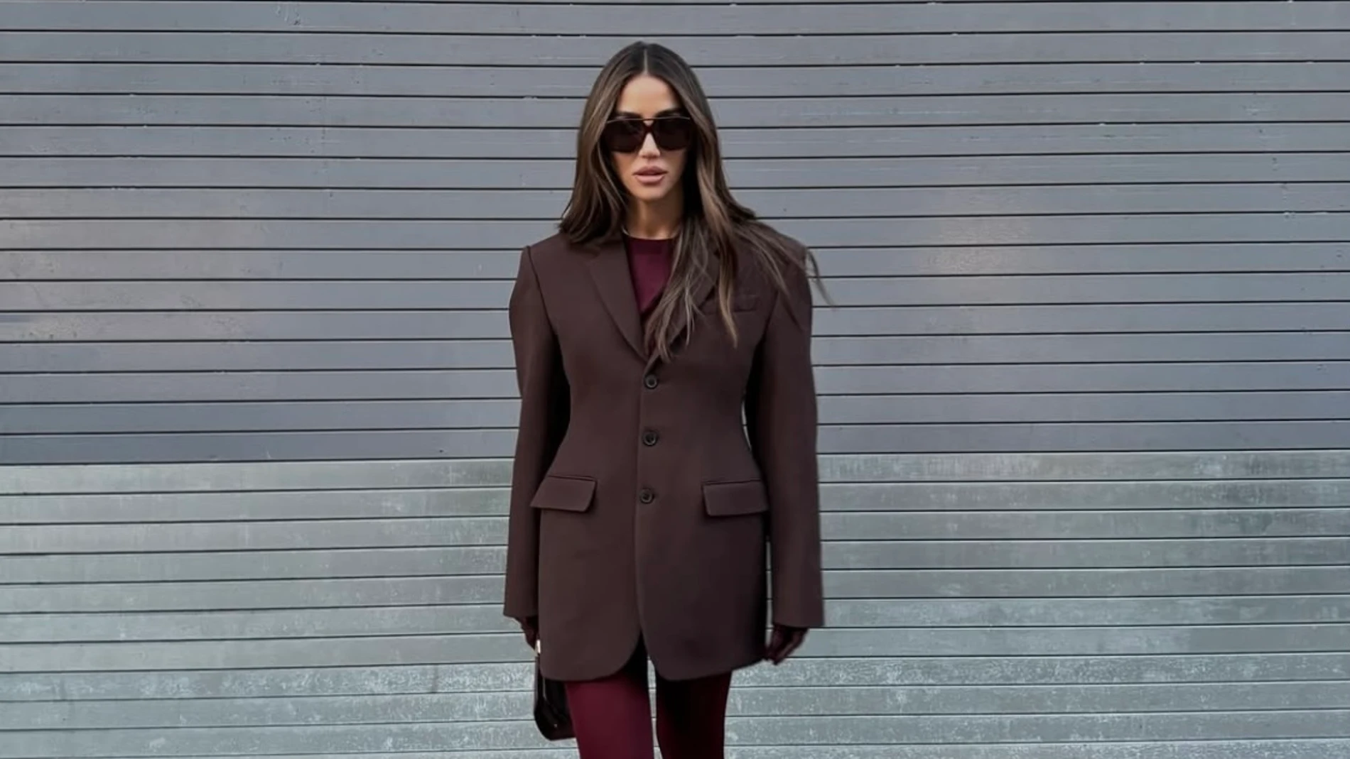 La influencer Tamara Kalinic con blazer entallada.
