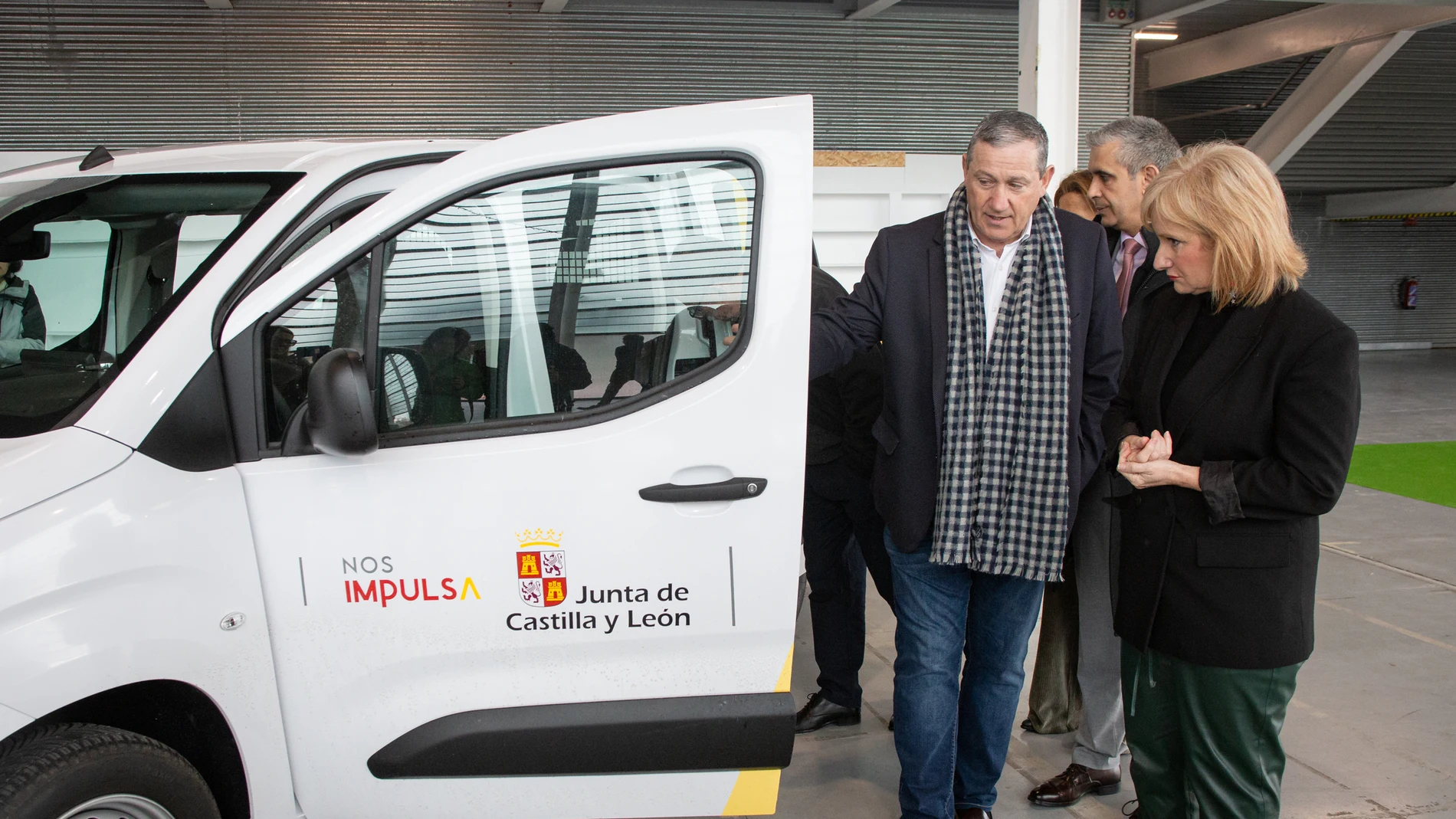 La consejera Leticia García junto al presidente de la Diputación de Zamora, Javier Faúndez, con uno de los nuevos vehículos