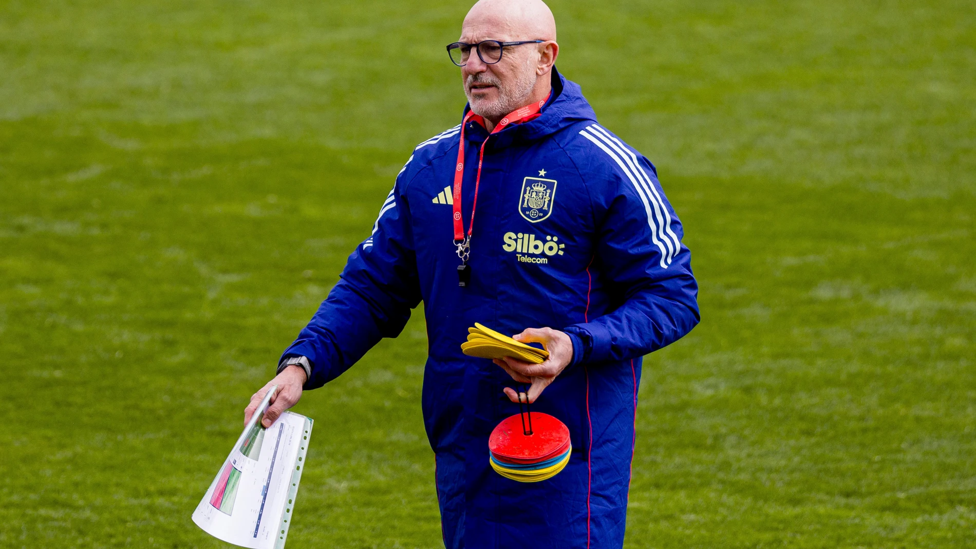 LAS ROZAS (MADRID), 19/03/2025.- El técnico de la selección española de fútbol, Luis de la Fuente, dirige el entrenamiento del combinado en la ciudad deportiva de Las Rozas (Madrid) este miércoles, de cara al doble enfrentamiento ante Países Bajos, los días 20 y 23 de marzo, perteneciente a los cuartos de final de la Liga de Naciones de la UEFA. EFE/ Daniel González