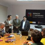 El director general de Telecomunicaciones y Administración Digital, Antonio Ibáñez, visita el taller demostrativo celebrado en la localidad leonesa de Pobladura de Pelayo García