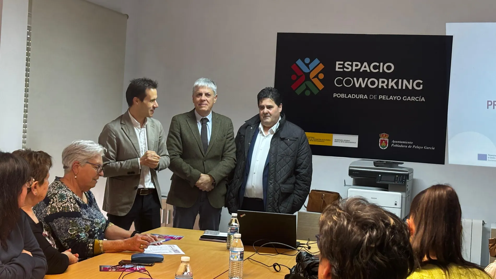 El director general de Telecomunicaciones y Administración Digital, Antonio Ibáñez, visita el taller demostrativo celebrado en la localidad leonesa de Pobladura de Pelayo García