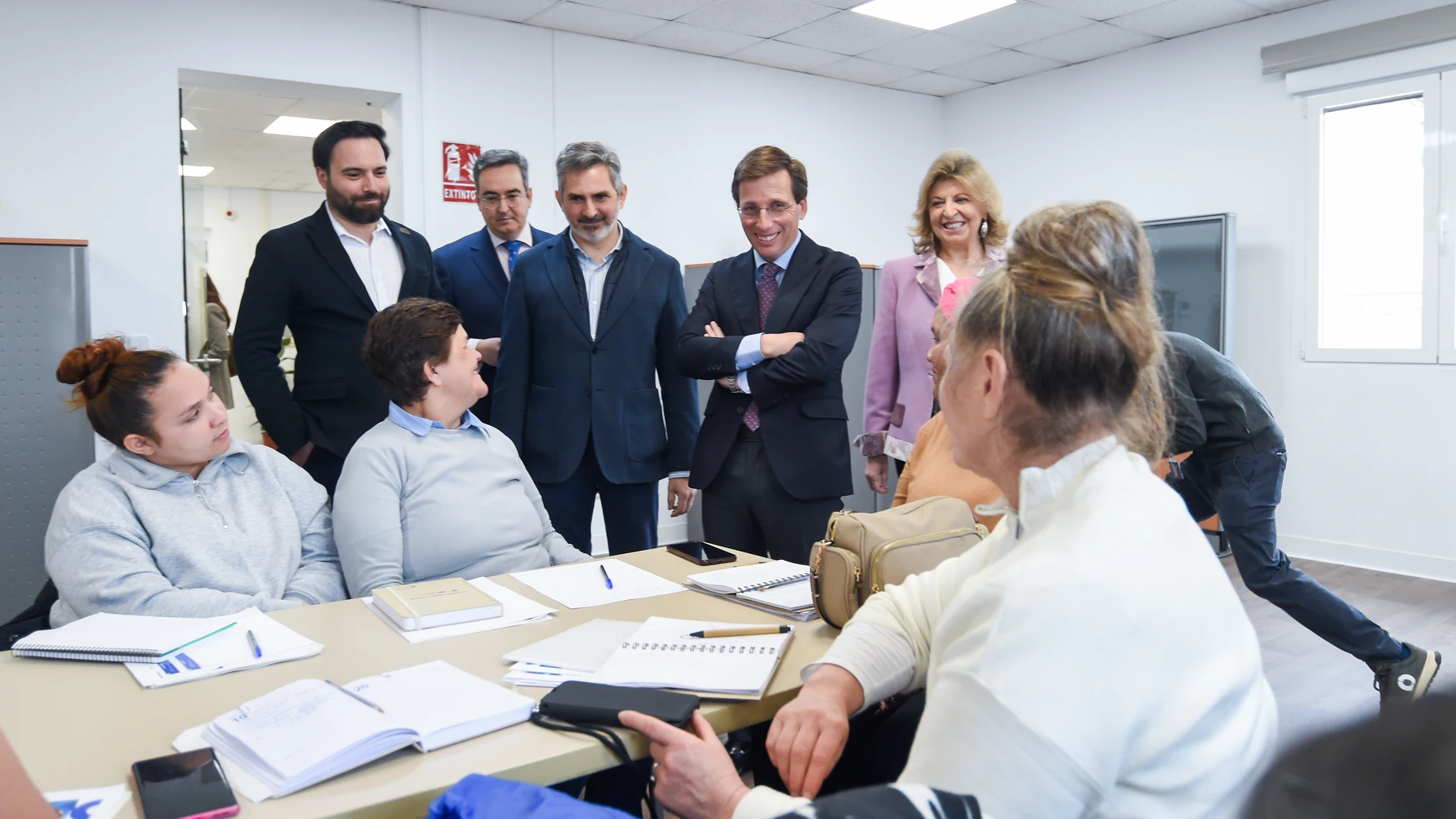 El alcalde de Madrid, José Luis Martínez-Almeida (2d); la delegada de Economía, Innovación y Hacienda, Engracia Hidalgo (1d), y el concejal de Puente de Vallecas, Ángel Niño (1i), durante la visita a la nueva sede de la Agencia para el Empleo de Madrid, en la Agencia de Proximidad de Puente de Vallecas, a 19 de marzo de 2025, en Madrid (España). 19 MARZO 2025;OFICINA DE EMPLEO;ALMEIDA;ALCALDE;VALLECAS; Gustavo Valiente / Europa Press 19/03/2025