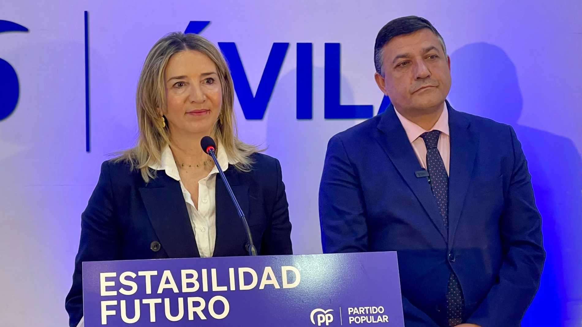 La portavoz del PP en el Senado, Alicia García, valora la Ley de Vivienda, junto al presidente del PP y de la DIputación de Ávila, Carlos García