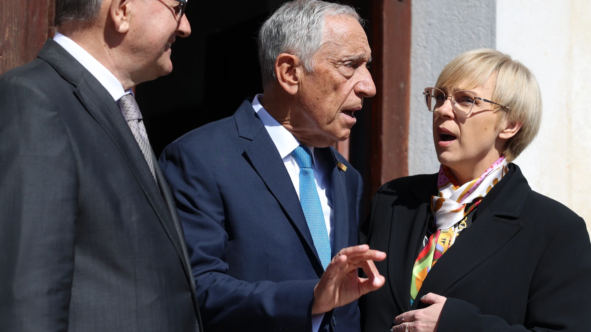 PIRAN (Slovenia), 19/03/2025.- Portuguese President Marcelo Rebelo de Sousa (C) with Slovenian President Natasa Pirc Musar (R) during his visit to the historical city of Piran as part of his official visit to Slovenia, in Piran, Slovenia, 19 March 2025. (Eslovenia) EFE/EPA/TIAGO PETINGA