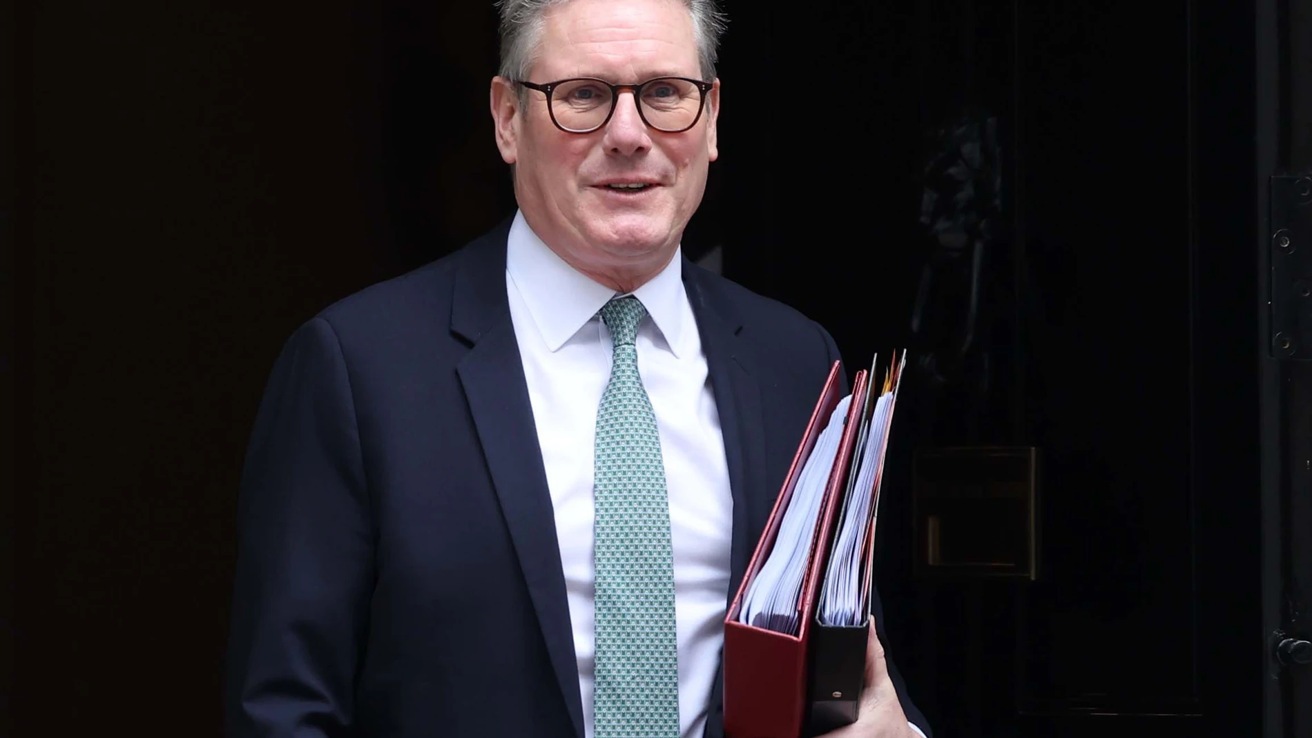 London (United Kingdom), 19/03/2025.- British Prime Minister Keir Starmer leaves his residence at 10 Downing Street for the weekly Prime Minister's Questions (PMQs) session at Parliament in London, Britain, 19 March 2025. (Reino Unido, Londres) EFE/EPA/NEIL HALL