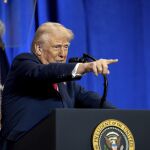 Trump insiste en sus críticas al juez que intentó frenar deportaciones pese al reproche del Supremo