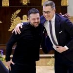 El presidente de Finlandia, Alexander Stubb, abraza a Volodimir Zelenski en una visita a Helsinki