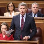 Feijóo acusa a Sánchez de usar Telefónica para "extorsionar" a medios y el presidente le ataca por "tapar" a Mazón