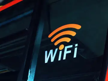 La conexión Wi-Fi de los hogares españoles no está al nivel de la infraestructura de fibra del país Símbolo de WiFi iluminado