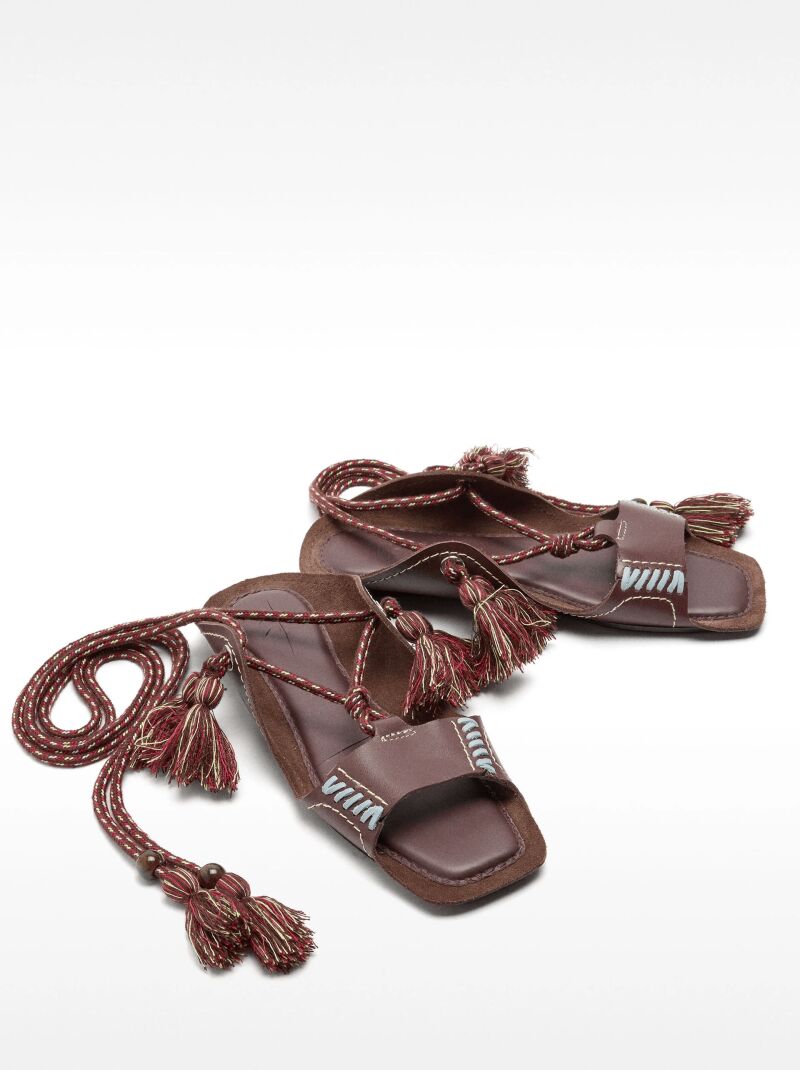 Sandalias de piel planas con tiras.