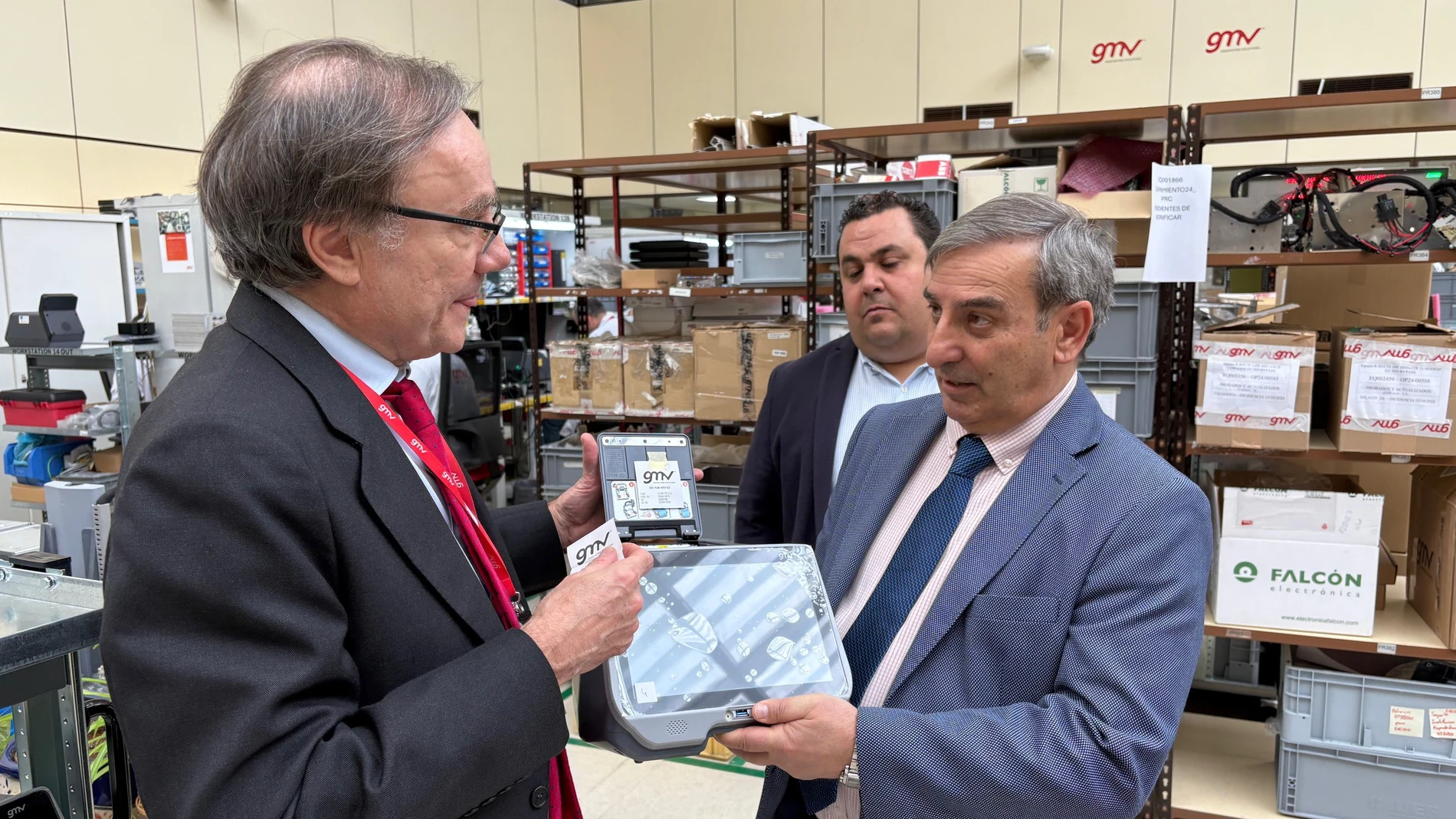 El consejero de Movilidad y Transformación Digital, José Luis Sanz Merino, visita la empresa GMV, ubicada en el Parque Tecnológico de Boecillo