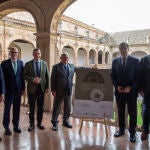 El consejero de Cultura, Turismo y Deporte de la Junta de Castilla y León, Gonzalo Santonja, participa en la presentación de la primera Cumbre Internacional Gastronómica junto al alcalde de Salamanca, Carlos García Carbayo; el presidente de la Diputación de Salamanca, Javier Iglesias; el rector de la Universidad de Salamanca, Juan Manuel Corchado; y el presidente de la Confederación de Hostelería y Turismo de Castilla y León, Jaime Fernández