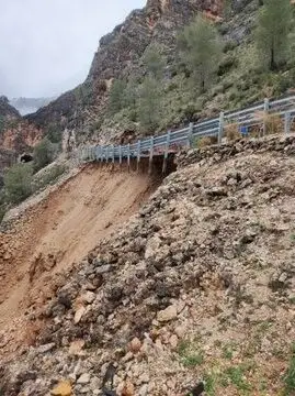 Sucesos.- Cortada la CM-3203 en Ayna (Albacete) tras un derrumbamiento parcial del firme
