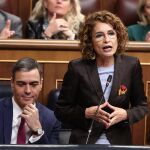 María Jesús Montero junto a Pedro Sánchez en el Congreso