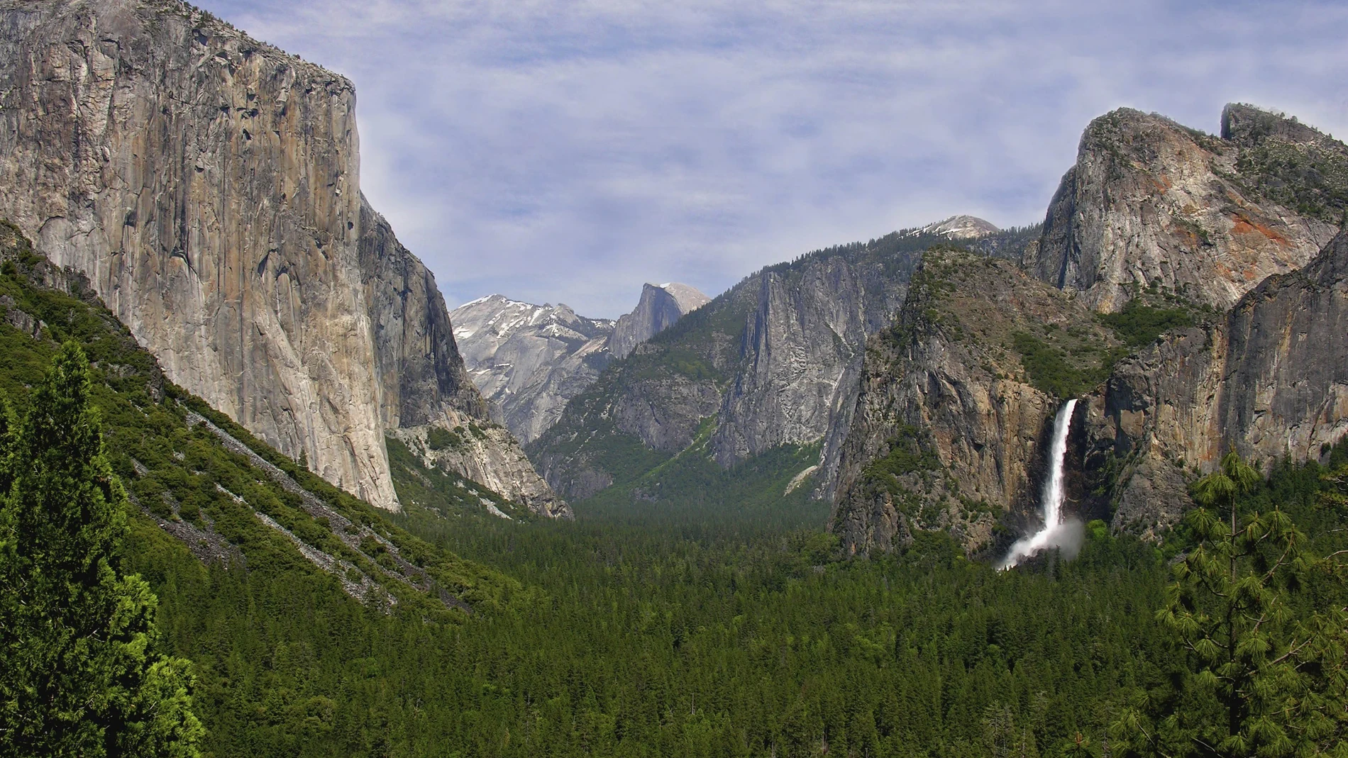 Fotografía cedida por DNC Parks and Resorts at Yosemite, Inc. y fechada el 25 de mayo de 2006, que muestra una parte del Valle Yosemite, en el Parque Nacional Yosemite, California, Estados Unidos.