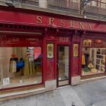 Esta es la centenaria tienda de Madrid que viste a famosos: Capas Seseña