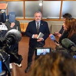 El subdelegado del Gobierno en Burgos, Pedro de la Fuente, atiende a los medios