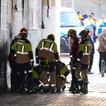 Bomberos proceden al cierre de la compuerta de la Vega del Rey, en el barrio de Triana