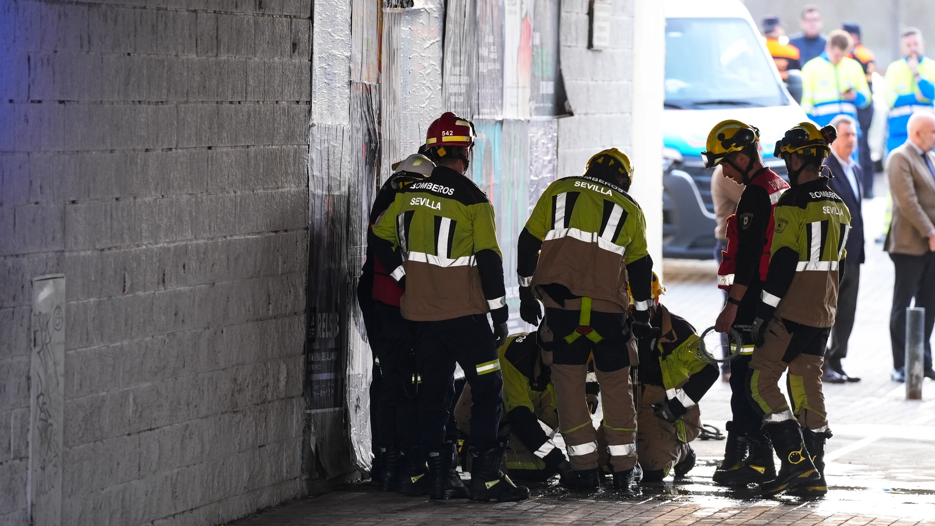 Bomberos proceden al cierre de la compuerta de la Vega del Rey, en el barrio de Triana