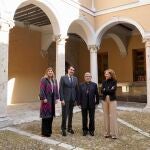 El arzobispo de Valladolid, Luis Argüello, junto al consejero Suárez-Quiñones; la directora general de Vivienda, María Pardo; y la delegada de la Junta, Raquel Alonso
