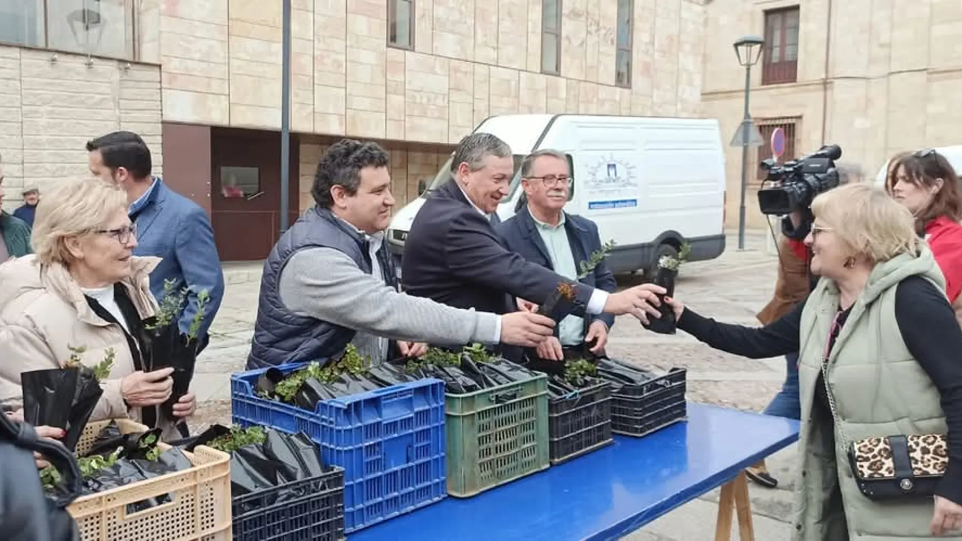 El presidente de la Diputación de Zamora, Javier Faúndez, entrega plantas