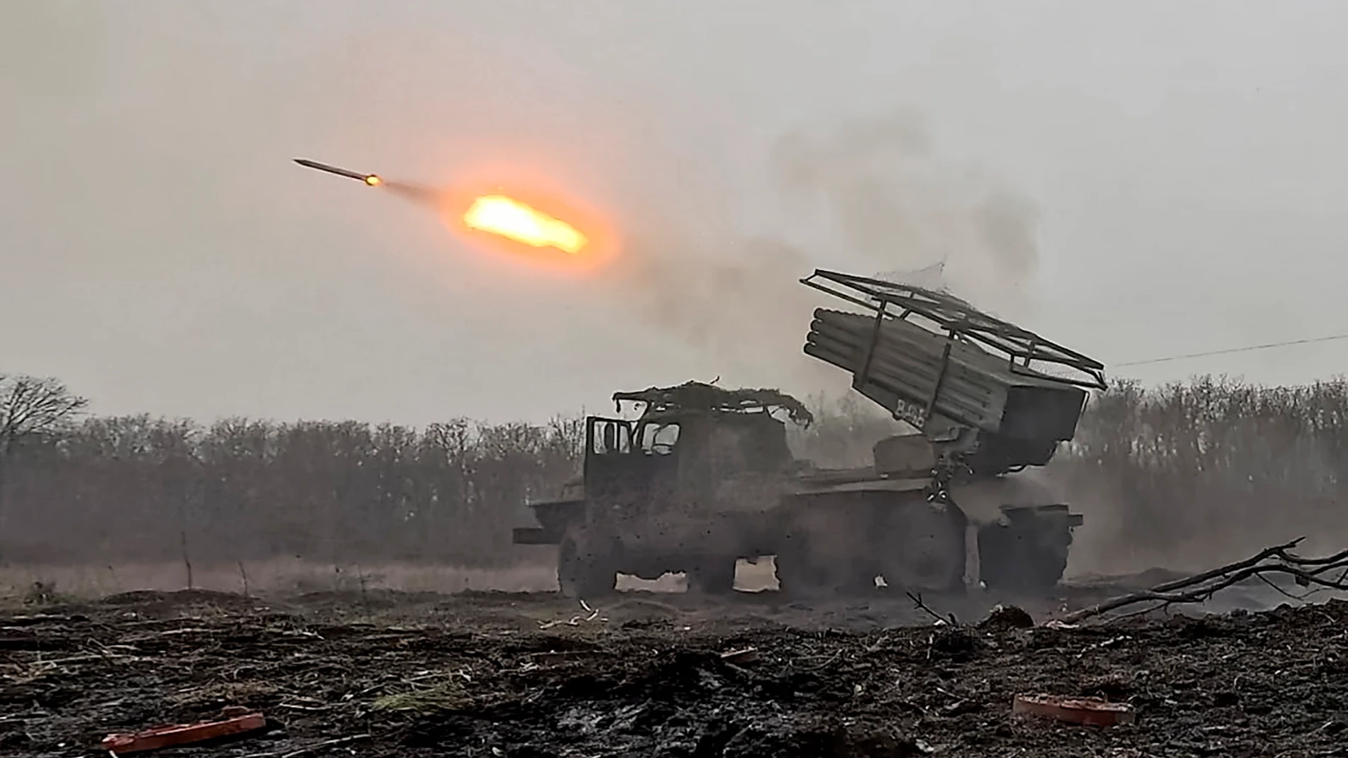 Undisclosed (Russian Federation), 20/03/2025.- An undated handout photo made available on 20 March 2025 by the Russian Defence Ministry press-service shows a Russian BM-21 Grad self-propelled multiple rocket launcher firing toward Ukrainian positions at an undisclosed location in Ukraine. (Rusia, Ucrania) EFE/EPA/RUSSIAN DEFENCE MINISTRY PRESS SERVICE HANDOUT -- MANDATORY CREDIT -- BEST QUALITY AVAILABLE --HANDOUT EDITORIAL USE ONLY/NO SALES