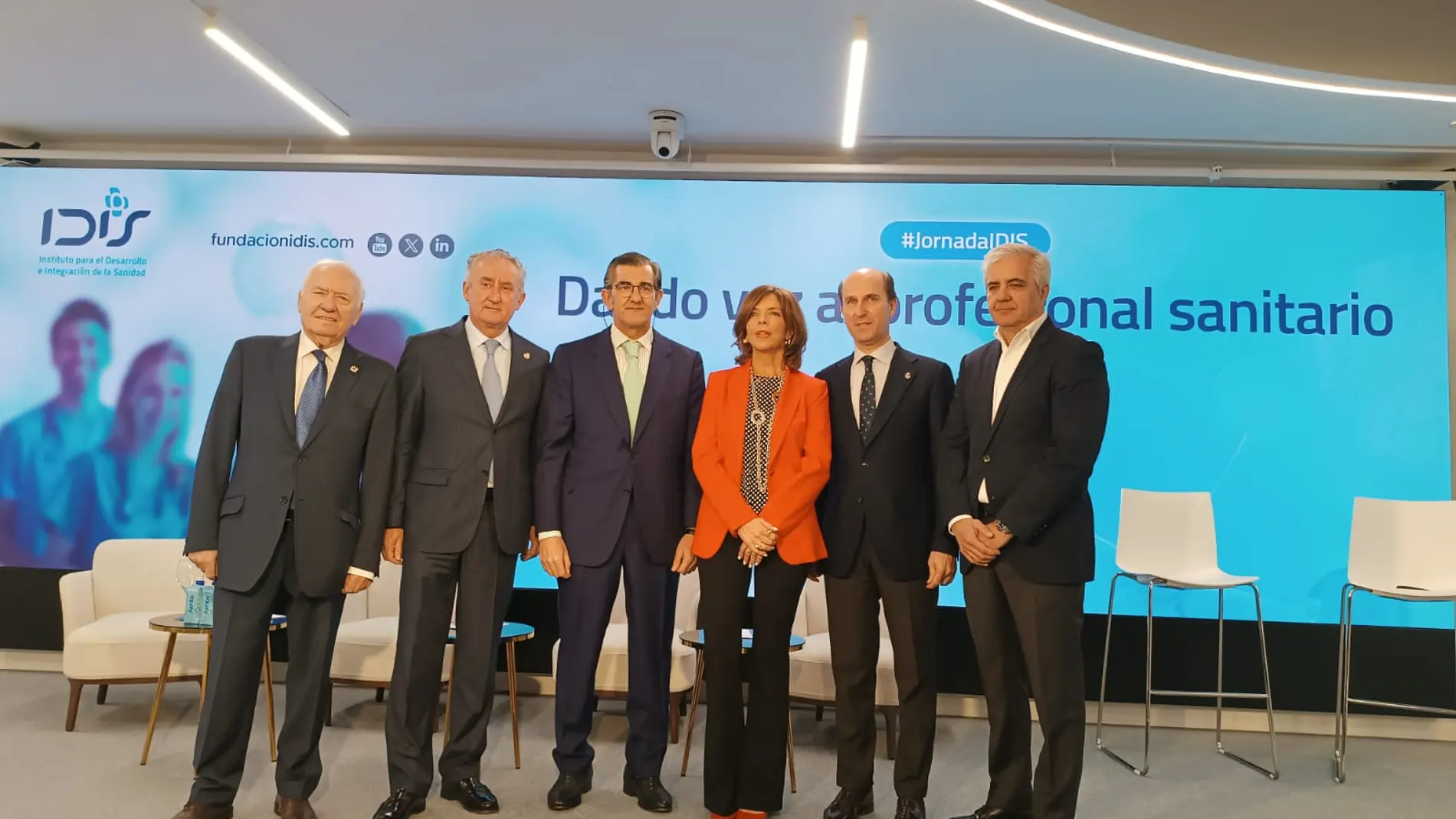 Foto de familia de la presentación del informe "Experiencia del profesional sanitario en la sanidad privada"