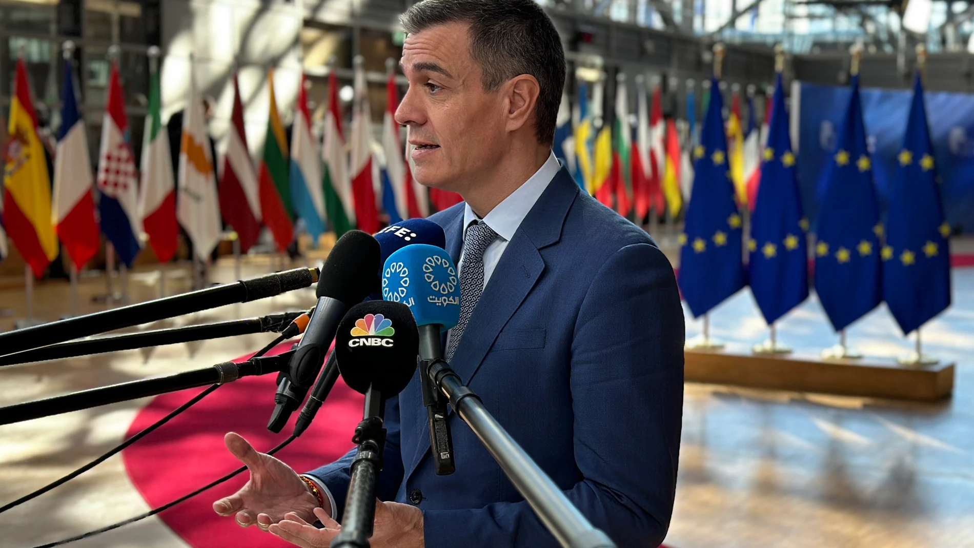 BRUSELAS, 20/03/2025.- El presidente del Gobierno, Pedro Sánchez, realiza declaraciones a la prensa en Bruselas donde participa este jueves en la sesión de trabajo del Consejo Europeo. EFE/Pool Moncloa/Borja Puig de la Bellacasa/SOLO USO EDITORIAL/SOLO DISPONIBLE PARA ILUSTRAR LA NOTICIA QUE ACOMPAÑA (CRÉDITO OBLIGATORIO)