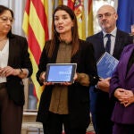 La consellera de Economía, Ruth Merino, entrega el proyecto de Ley de Presupuestos 2025 a la presidenta de Les Corts