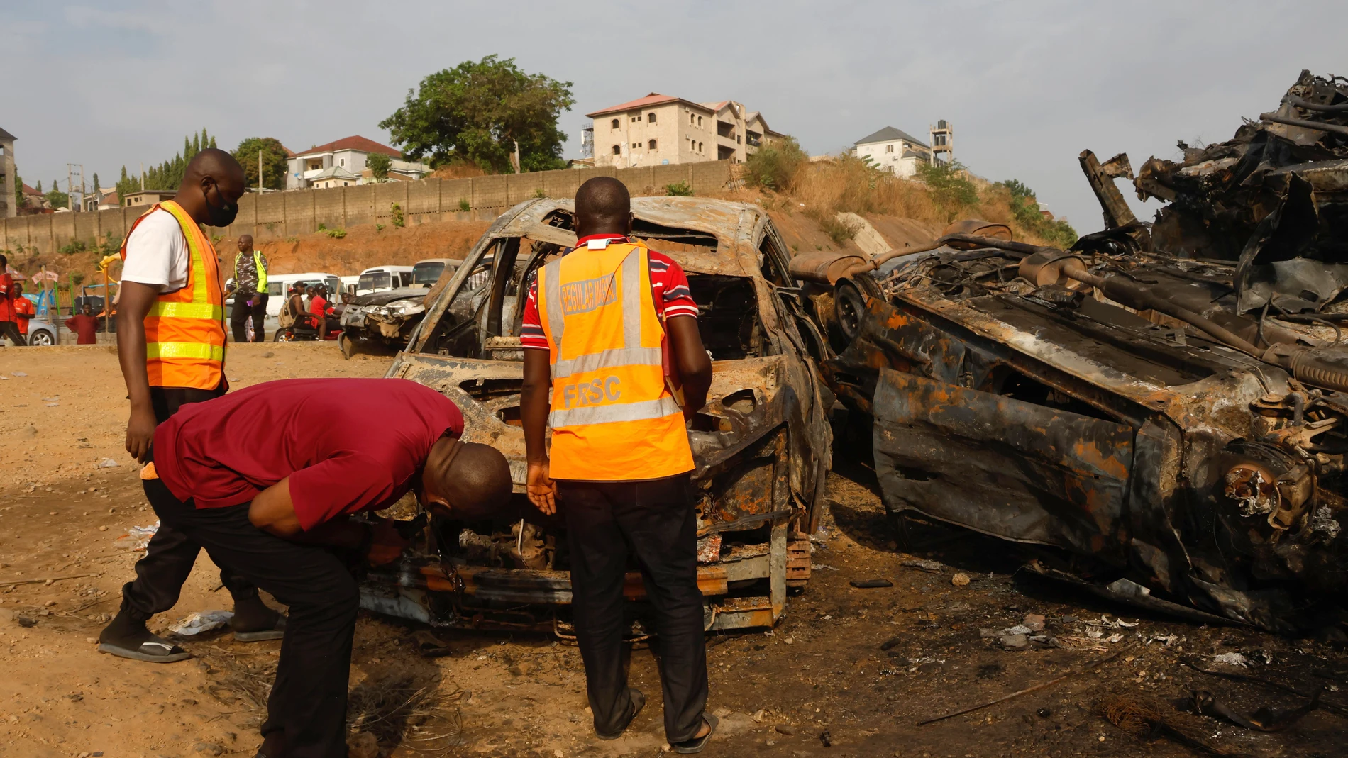 ABUJA (Nigeria), 20/03/2025.- Investigators inspect the wreckage of vehicles burned during the explosion of a Compressed Natural Gas (CNG) truck near Karu Bridge in Abuja, Nigeria, 20 March 2025. The Federal Capital Territory Emergency Management Department said that the accident occurred when the CNG truck driver lost control and collided with other vehicles on 19 March, leading to the explosion and the destruction of dozens of other vehicles. EFE/EPA/AFOLABI SOTUNDE