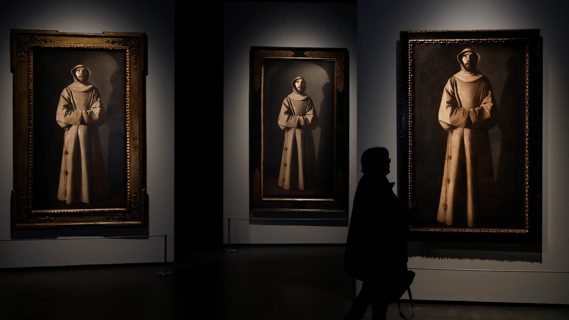 GRAFCAT5611. BARCELONA (ESPAÑA), 20/03/2025.- Un visitante recorre una de las salas del MNAC, que reúne por primera vez en una exposición dedicada al pintor Francisco de Zurbarán las tres versiones que pintó de 'San Francisco de Asís según la visión del papa Nicolás V', una de sus obras cumbre, una muestra que confrontan algunas de sus cuadros con las de artistas contemporáneos.EFE/ Andreu Dalmau