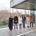 Minuto de silencio en la sede de la FRMP, institución que había convocado las concentraciones en los ayuntamientos