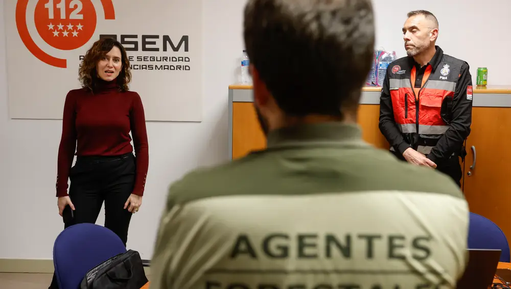 Ayuso preside la reunión con los alcaldes afectados por el temporal en la sede del 112